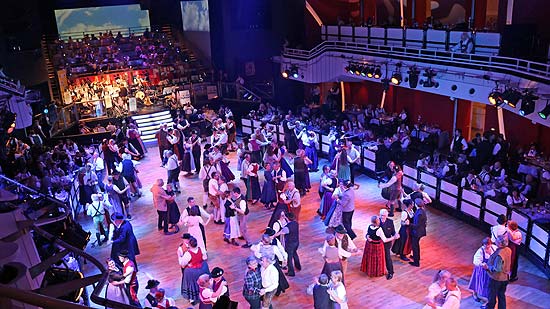 Alle machen mit : Oide Wiesn Bürgerball  im Deutschen Theater (©Foto:Martin Schmitz)